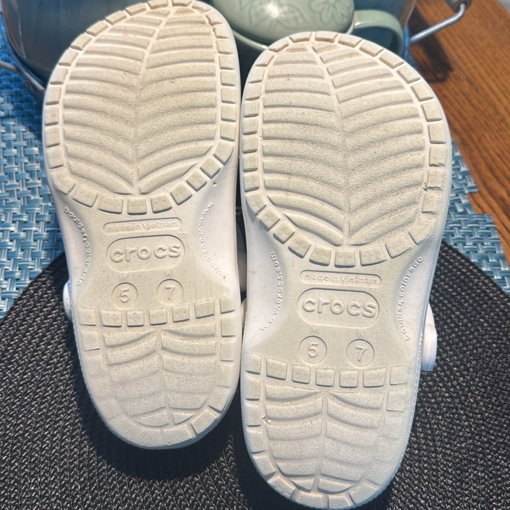 Classic Crocs - Women’s 7, Men’s 5 - Picture 5 of 7